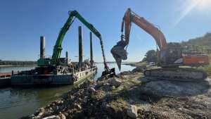 Apele Române: Operaţiunea de amplasare a barjelor pentru centrala de la Cernavodă a fost finalizată